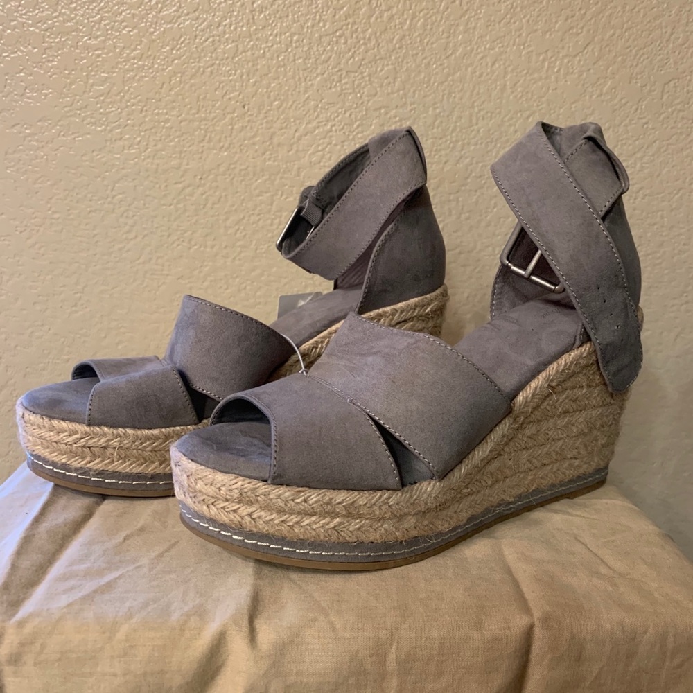 NWT Universal Thread Gray/Caroline Wedges